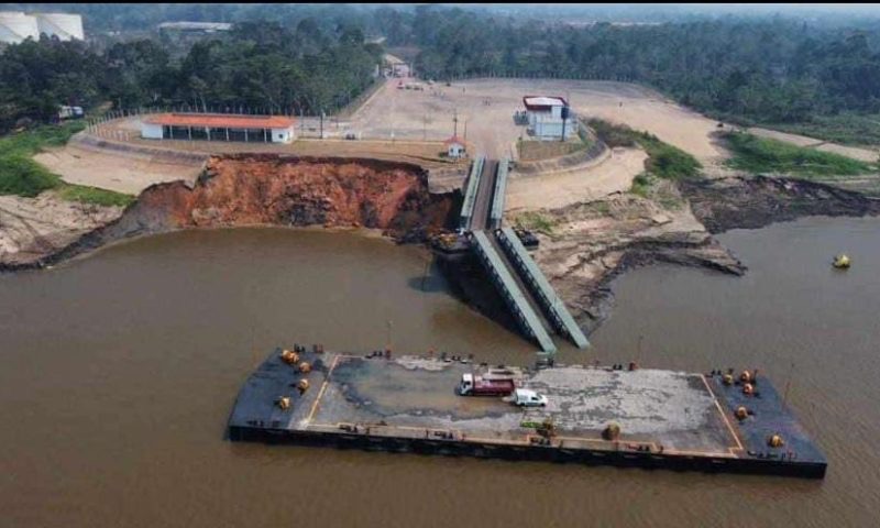 DESABAMENTO – Parte de estrutura de porto desaba em rio após a erosão