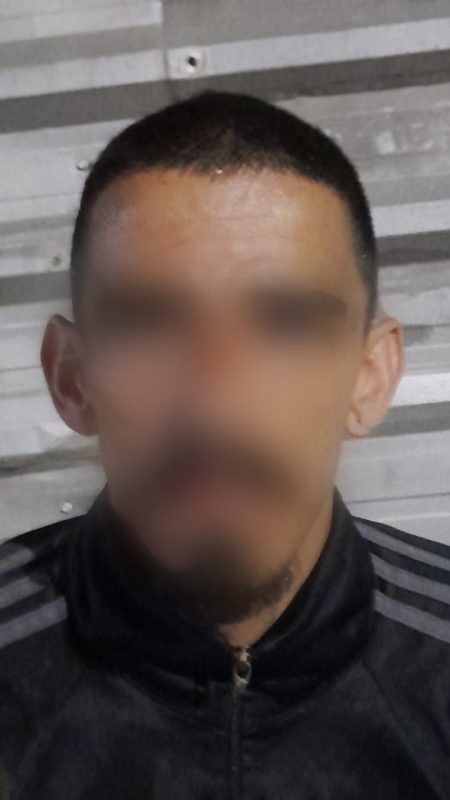 VÍDEO – Em Barra Velha ladrão com mais de 30 passagens policiais é flagrado desmanchando portão de alumínio recém furtado