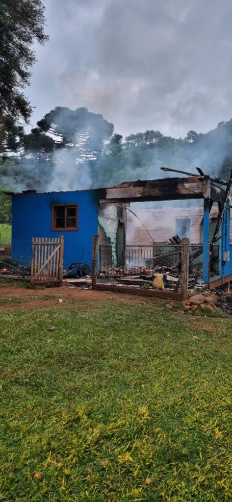Mulher deficiente morre após casa pegar fogo em Santa Catarina: outros dois em estado grave