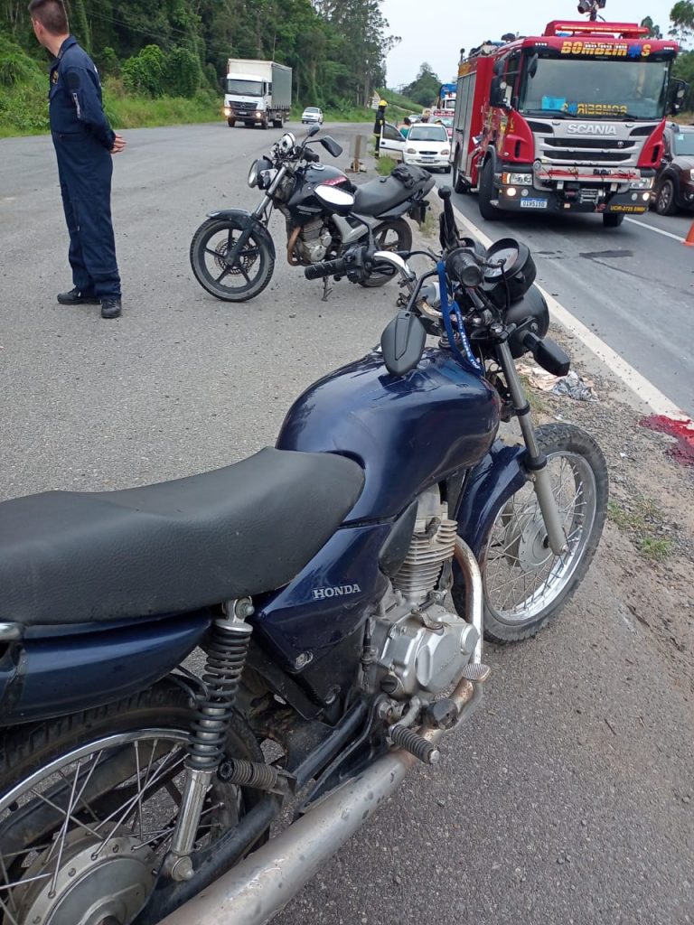 Arcanjo é acionado após colisão entre motos e carro na BR-470: motociclista ficou gravemente ferido