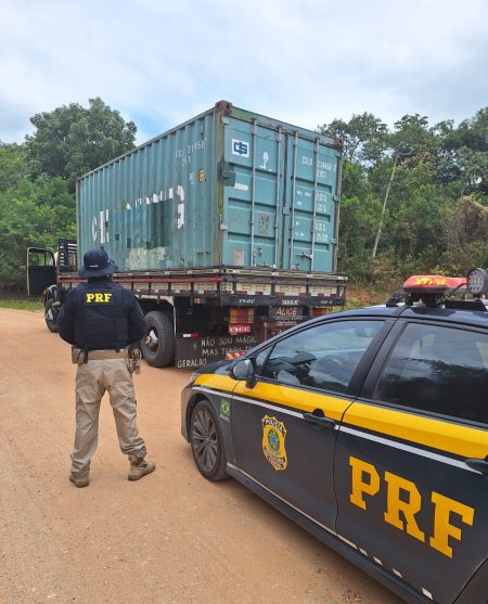 VÍDEOS – PRF recupera em Barra Velha caminhão furtado minutos antes na BR-101