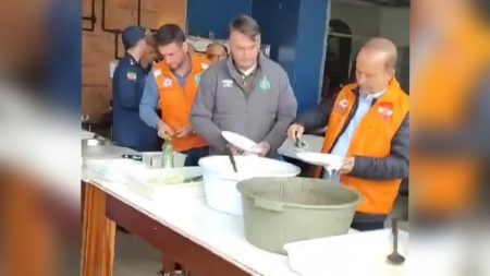 VÍDEO – Em Rio do Sul Bolsonaro almoça com bombeiros que atuam na enchente