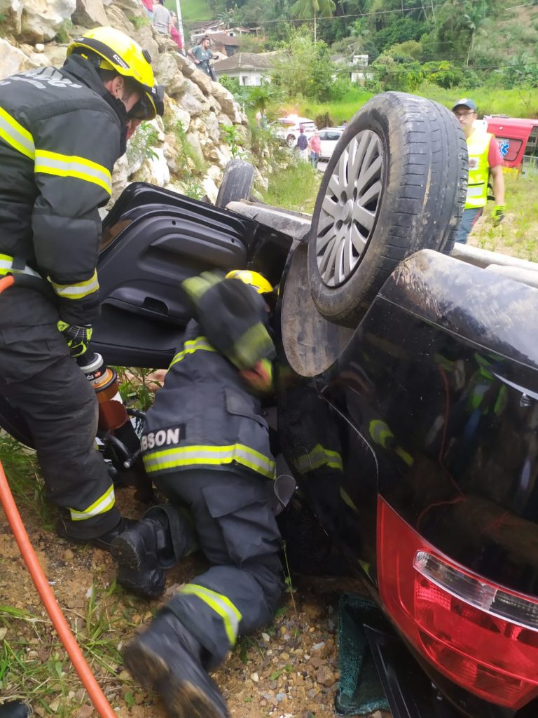 Devido à gravidade da queda ele não conseguiu sair sozinho do veículo e precisou de socorro e apoio das equipes de resgate.
