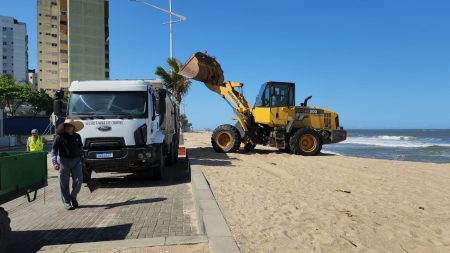 Após fortes chuvas praias de Barra Velha passam por processo de limpeza