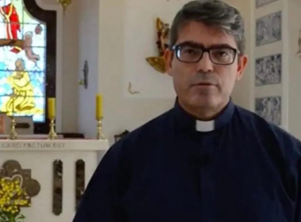 Padre pede dispensa da Igreja Católica ao saber que vai ser pai