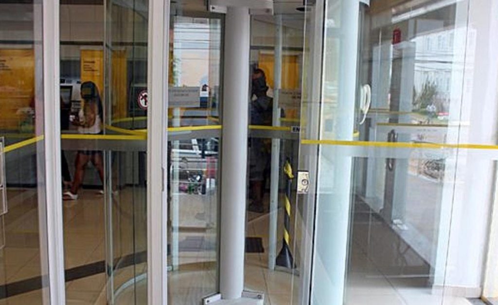 Clientes que ficaram presos no interior de agência bancária em SC receberão indenização