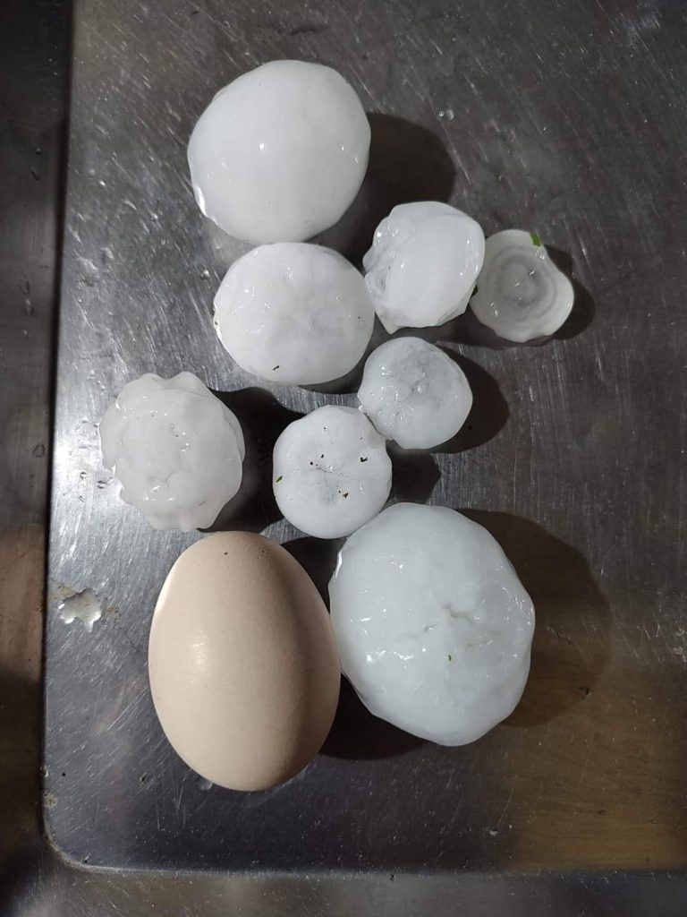 VÍDEOS – SC sofre com chuvas intensas, alagamentos, quedas de granizo e deixa equipes em alerta