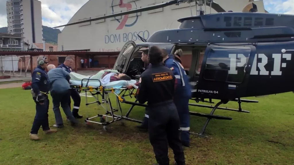 Gestantes são resgatadas por helicóptero em áreas alagadas de SC