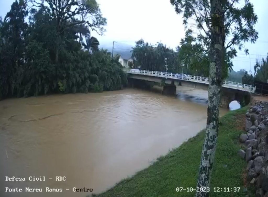 RIO DOS CEDROS – Posto de Combustíveis é atingido após encostas cederem com a água: veja vídeo
