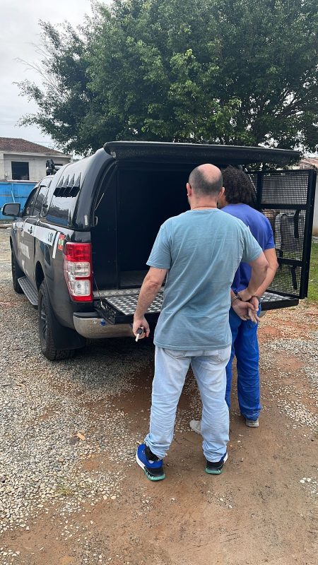 Homem que tentou matar conhecido em Blumenau com espada é preso em Joinville