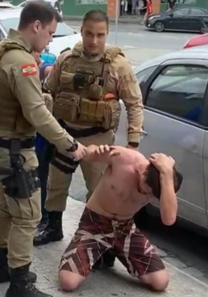 Homem arranca dentes da namorada com chutes e é salvo de linchamento em Blumenau