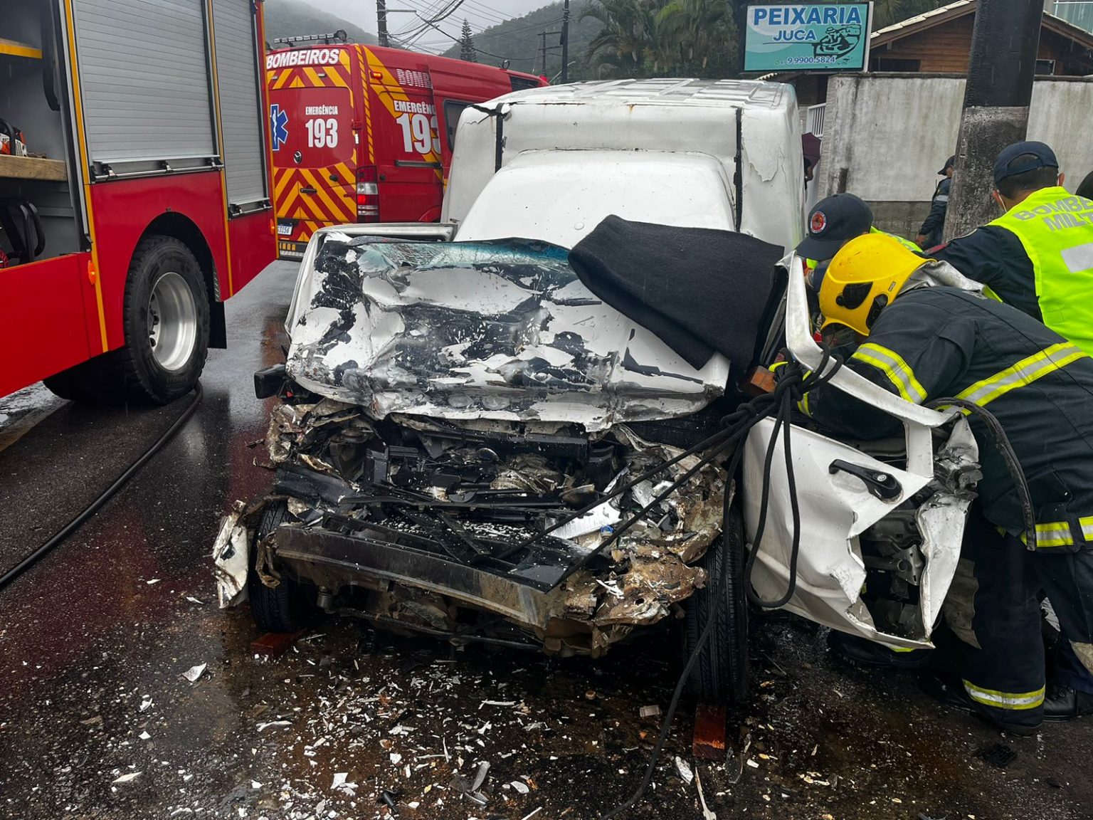Motorista fica encarcerado mais de 1 hora e falha no freio pode ter sido a causa de colisão entre caminhão e furgão