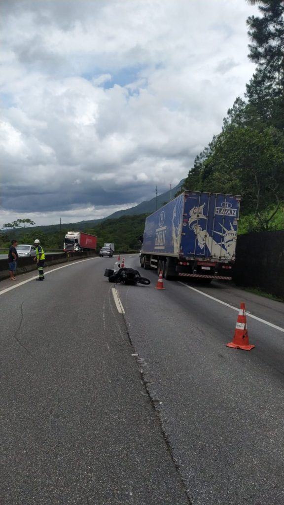 Acidente envolvendo carreta mata motociclista na BR-376 sentido SC e interdita trânsito