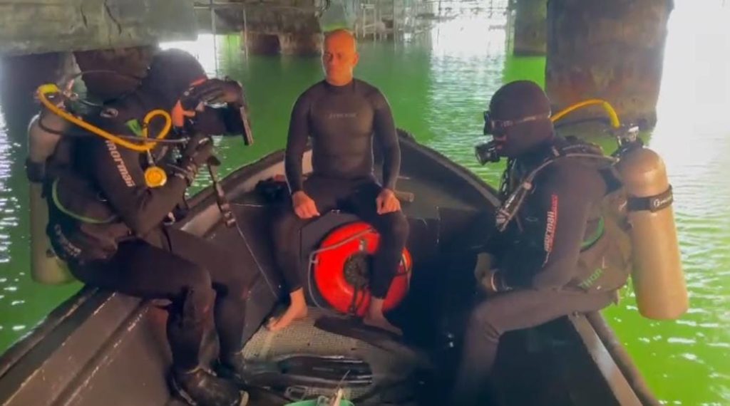 Mergulhadores da Polícia Militar apreendem 130 kg de cocaína em casco de navio