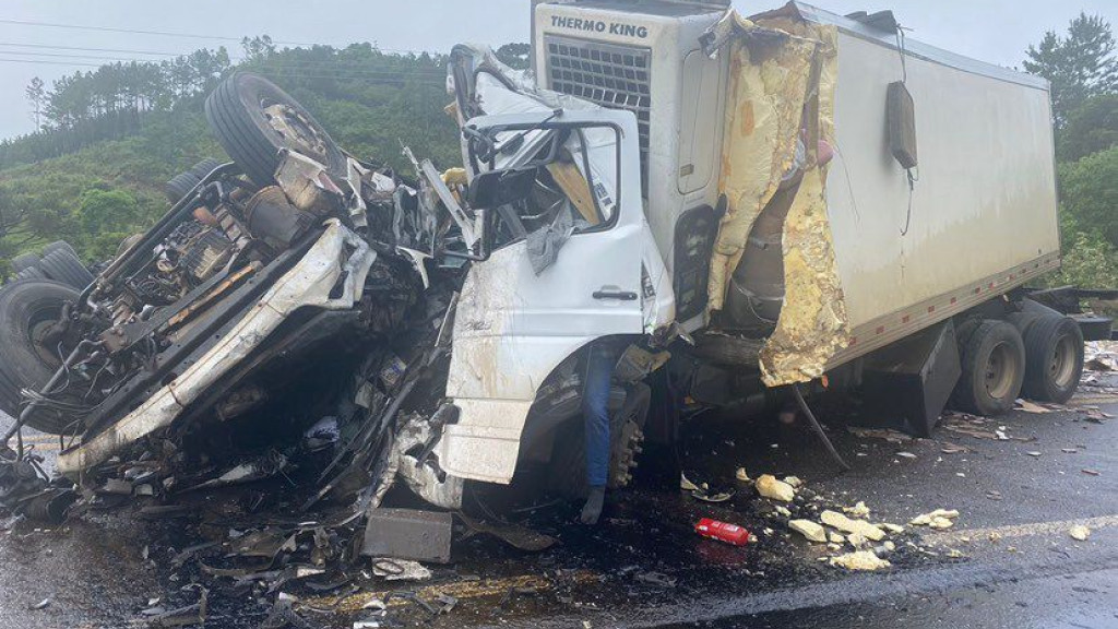 Gravíssima colisão frontal entre dois caminhões deixa pelo menos dois mortos em rodovia de SC