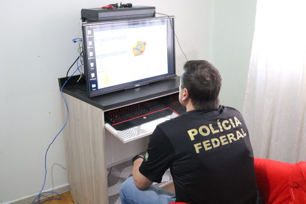 Em Santa Catarina PF prende homem com material de abuso sexual infantojuvenil divulgado na internet
