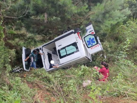 VÍDEO – Motorista de ambulância perde controle, veículo capota e 5 ficam feridos no Norte de SC