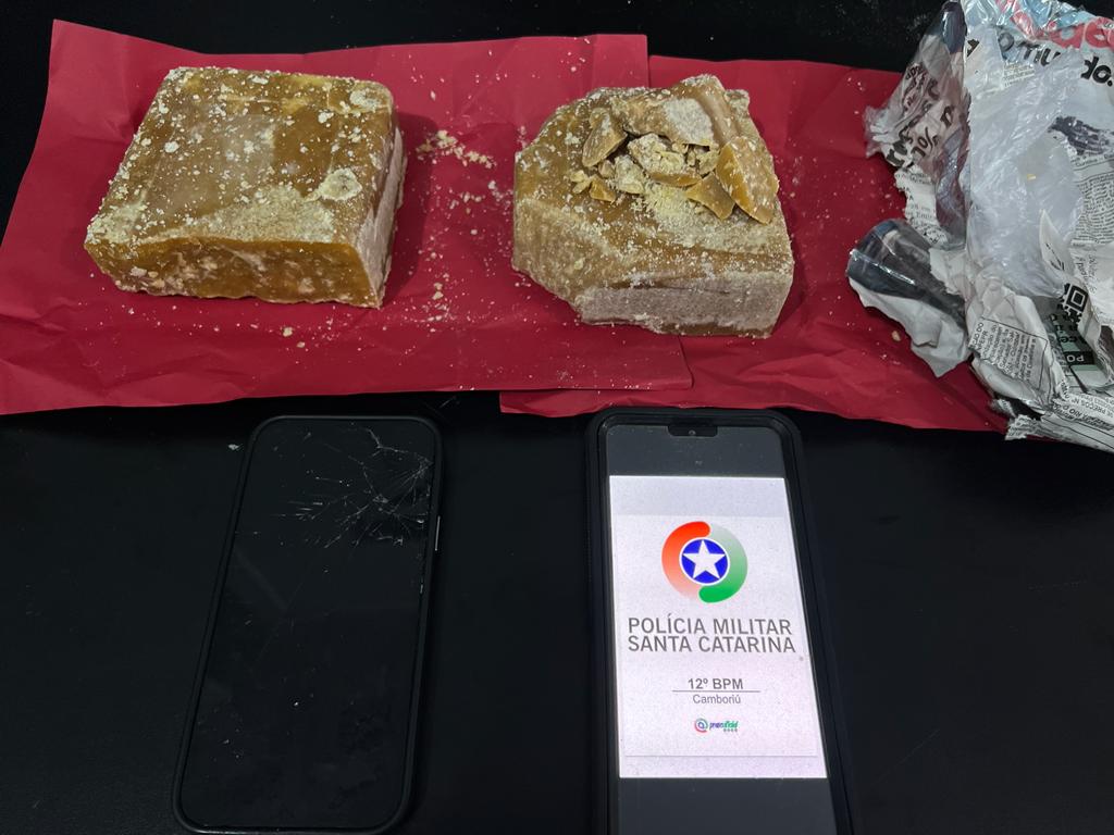 Traficante é flagrado abastecendo ponto de venda em Camboriú e PM apreende 1 kg de crack