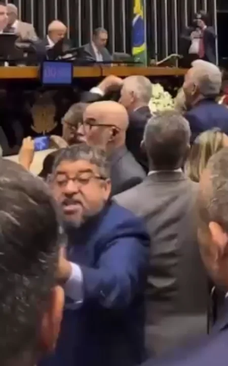 Deputado Federal do PT dá tapa no rosto de parlamentar durante sessão no congresso