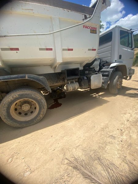 Jovem de moto morre ao colidir contra caminhão no litoral de Santa Catarina ao retornar de autoescola