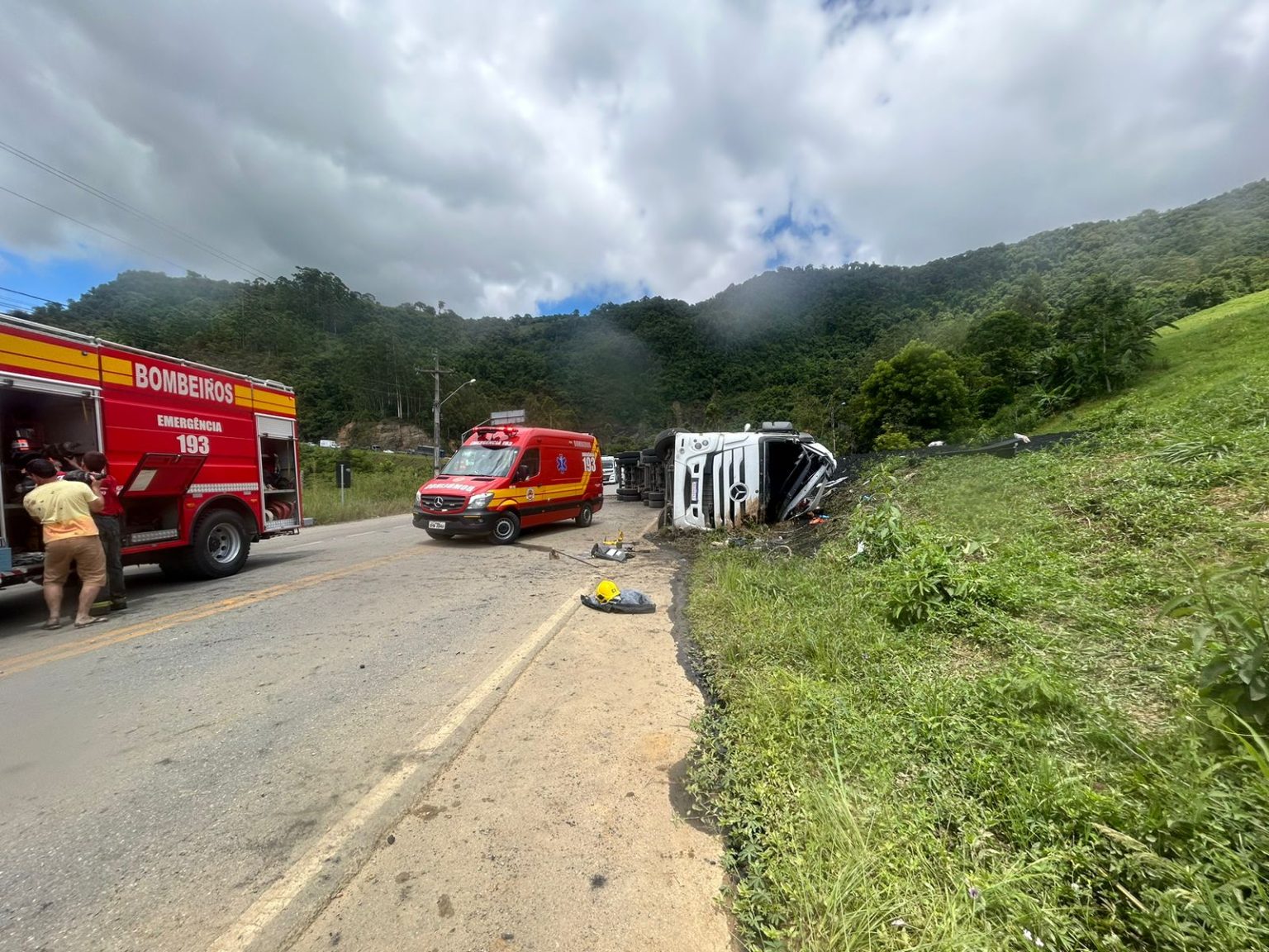 Motorista e ocupante de carreta sobrevivem a tombamento: condutor ficou preso às ferragens