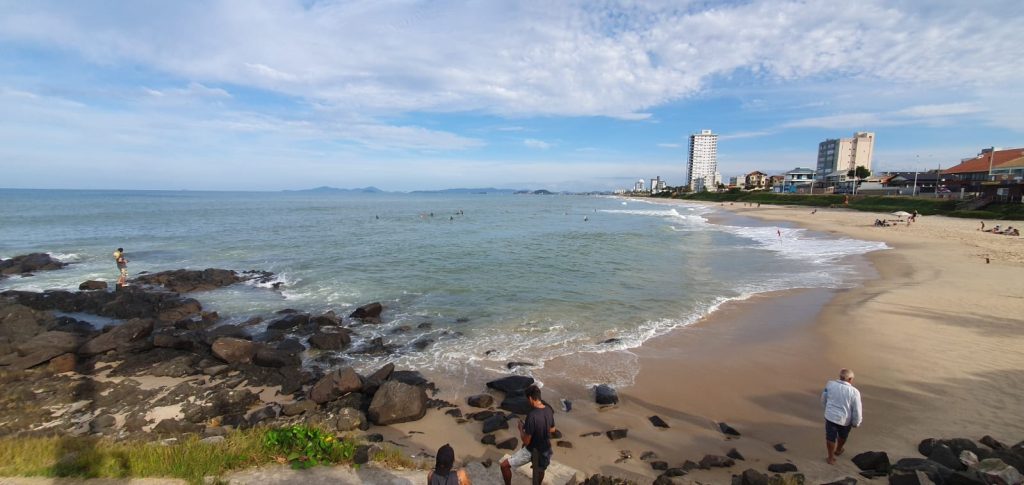 Chuva persistente no Litoral dará trégua ao calor em grande parte de SC