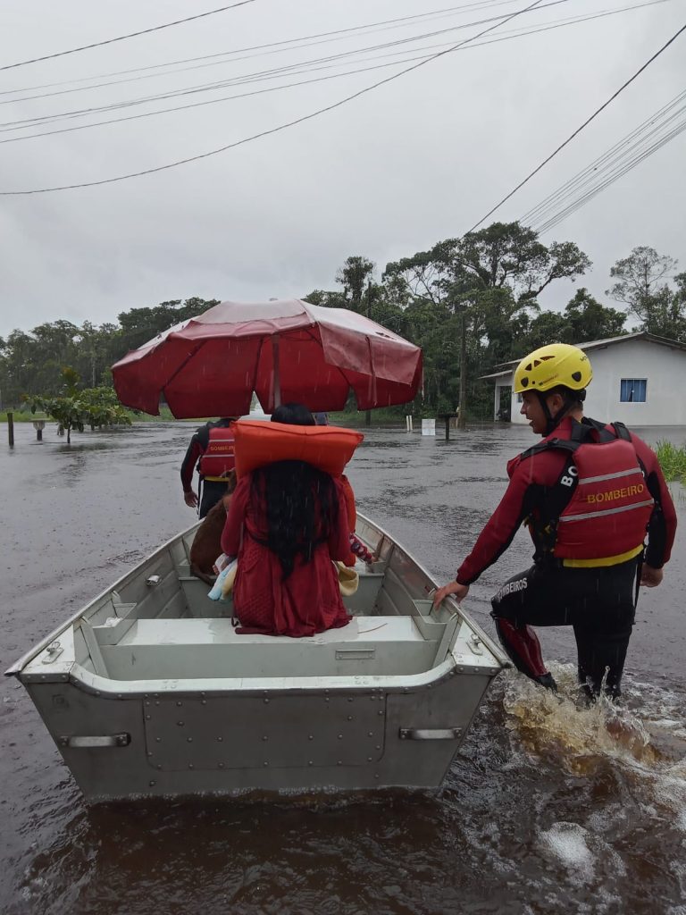 O comando afirma que as equipes do Corpo de Bombeiros continua em prontidão para atender a população em caso de necessidade.