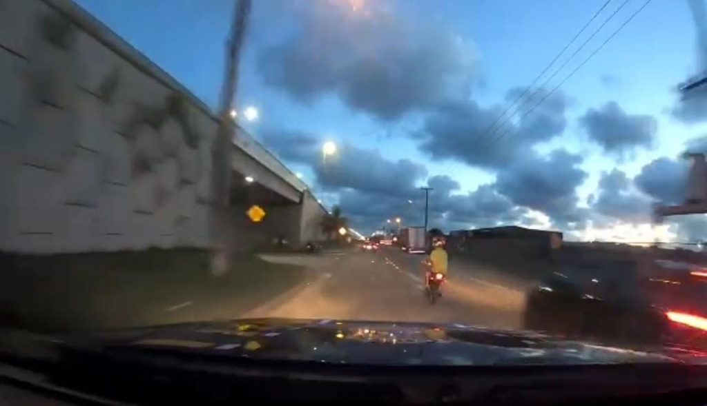 VÍDEO – Após perseguição motociclista é abordado pela PRF em Barra Velha