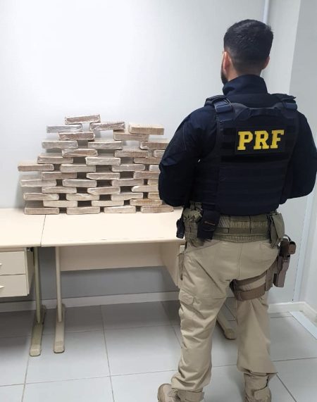 PRF prende jovem transportando 42 quilos de cocaína em São José: prejuízo de R$ 7 milhões