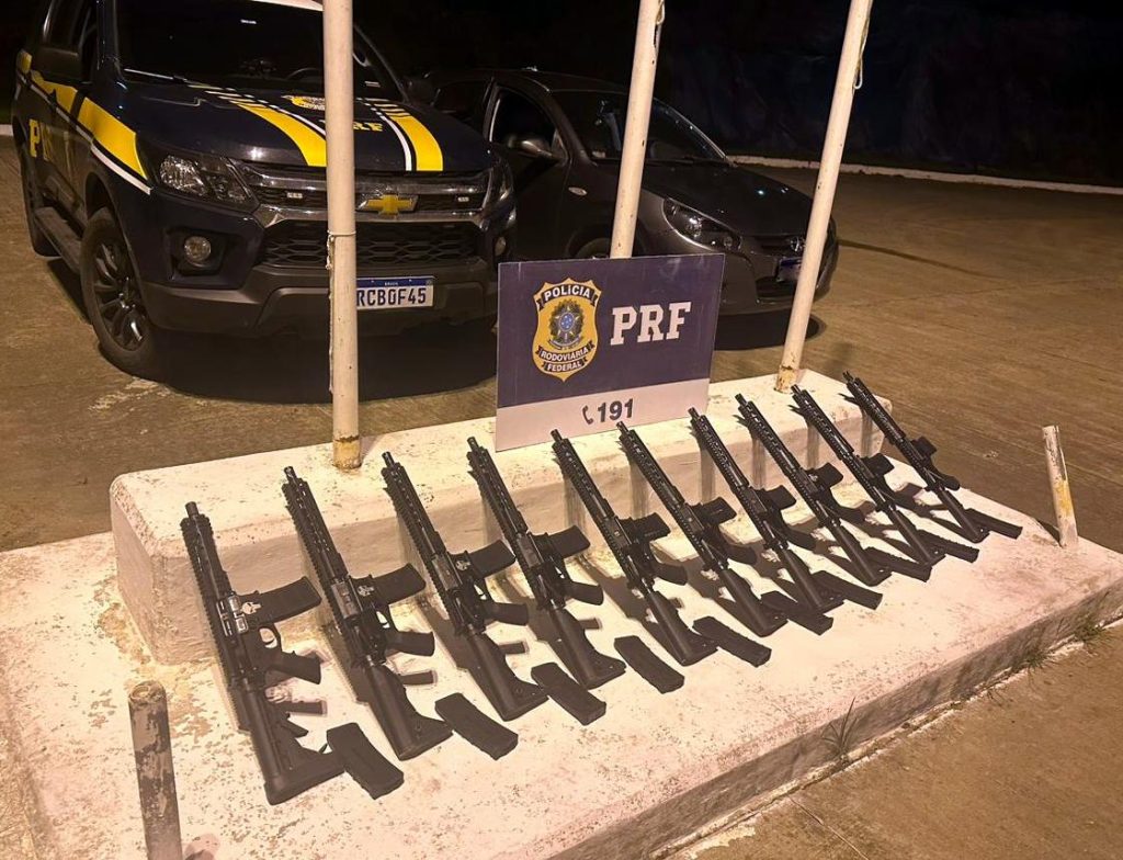 PARA BLUMENAU – Após ultrapassagem irregular PRF localiza 10 fuzis em tanque e lataria