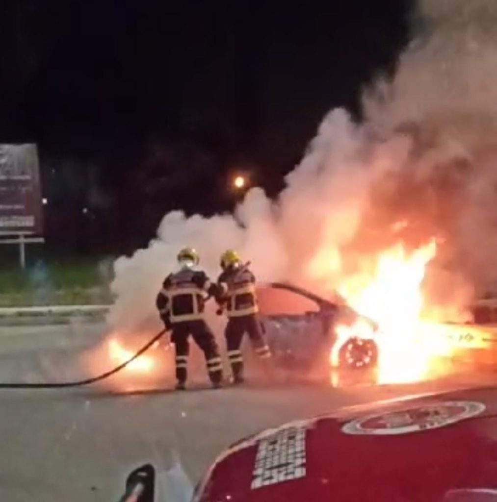 No litoral homem sobrevive a incêndio após carro colidir contra rotatória