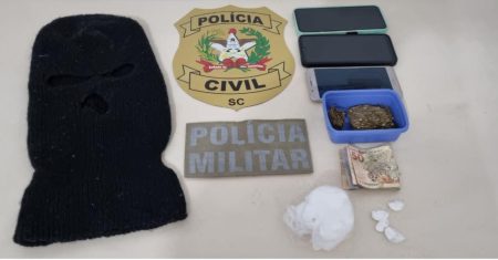 Líder de facção criminosa procurada por homicídio é presa em Barra Velha após ação conjunta entre polícias Civil e Militar