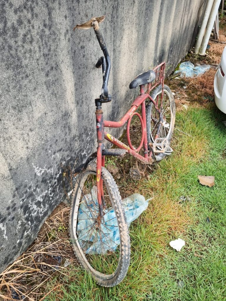 Ciclista está entre a vida e a morte após ser atropelado por motorista de caminhão