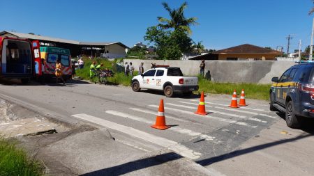VÍDEO – Motociclista avança preferencial e é atropelado em Barra Velha: estado delicado