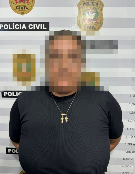 Em SC mulher que tentou matar o próprio tio é presa em flagrante com pistola de uso restrito