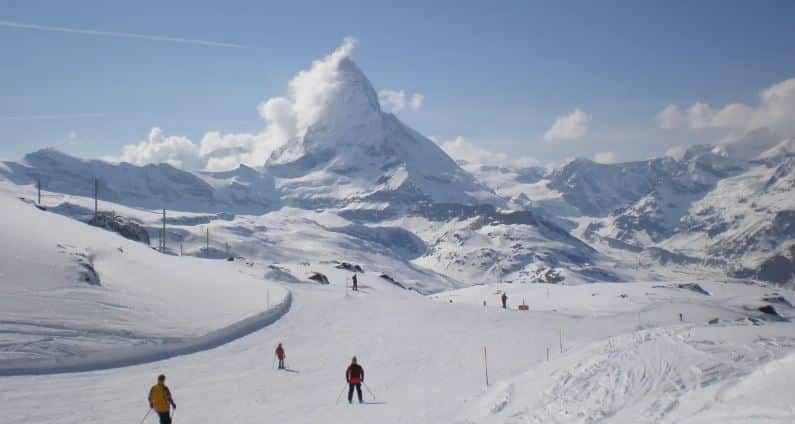 TRAGÉDIA: Avalanche próxima a estação de esqui causa mortes na Suíça