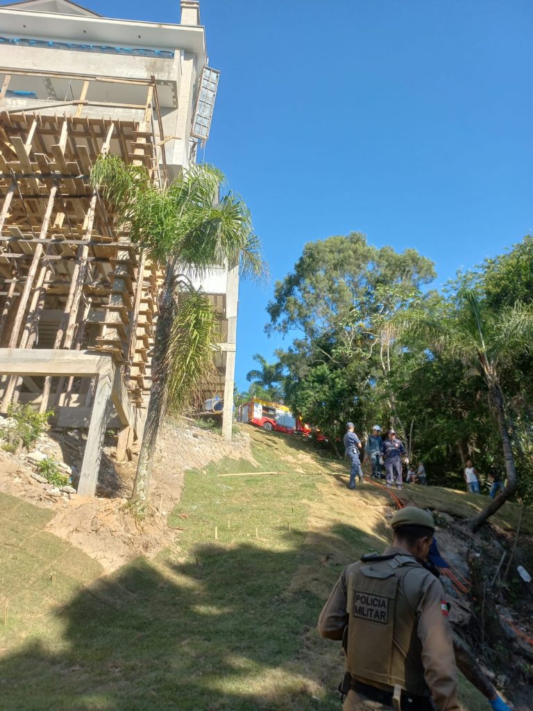 Empreiteiro sem EPI morre ao cair de andaime em obra no litoral de Santa Catarina