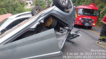NO VALE – Motorista fica presa às ferragens após perder controle da direção e capotar carro