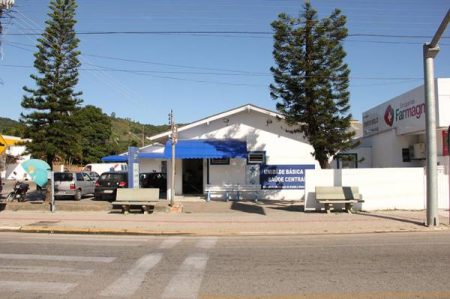 Mulher morre ao colidir moto contra veículo de passeio no litoral de Santa Catarina