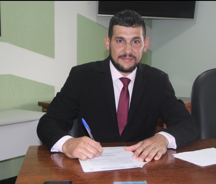 Edson Junkes toma posse como prefeito interino em São João do Itaperiú