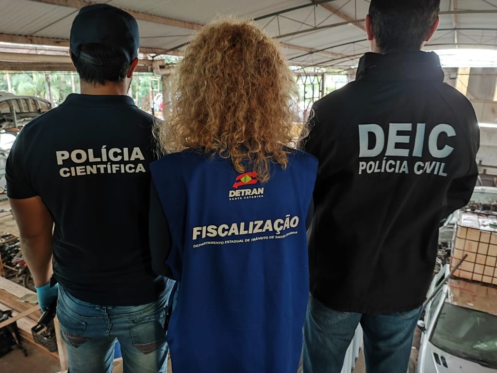VÍDEO – DFRV estoura desmanche de veículos e prende em flagrante empresário de Gaspar