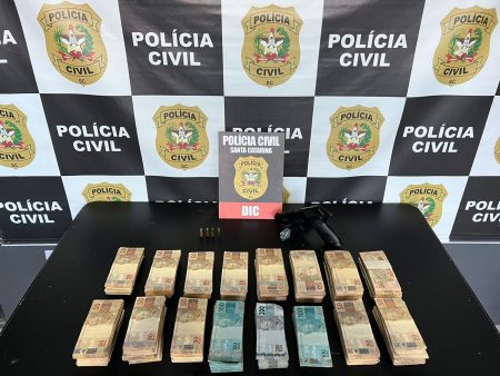VÍDEO – Ladrão ousado furta cofre em SC e polícia recupera parte do dinheiro