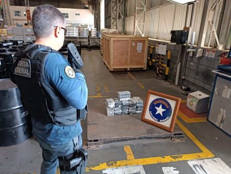 VÍDEO – Receita e Polícia Federal apreendem 33 kg de cocaína em porto de Santa Catarina