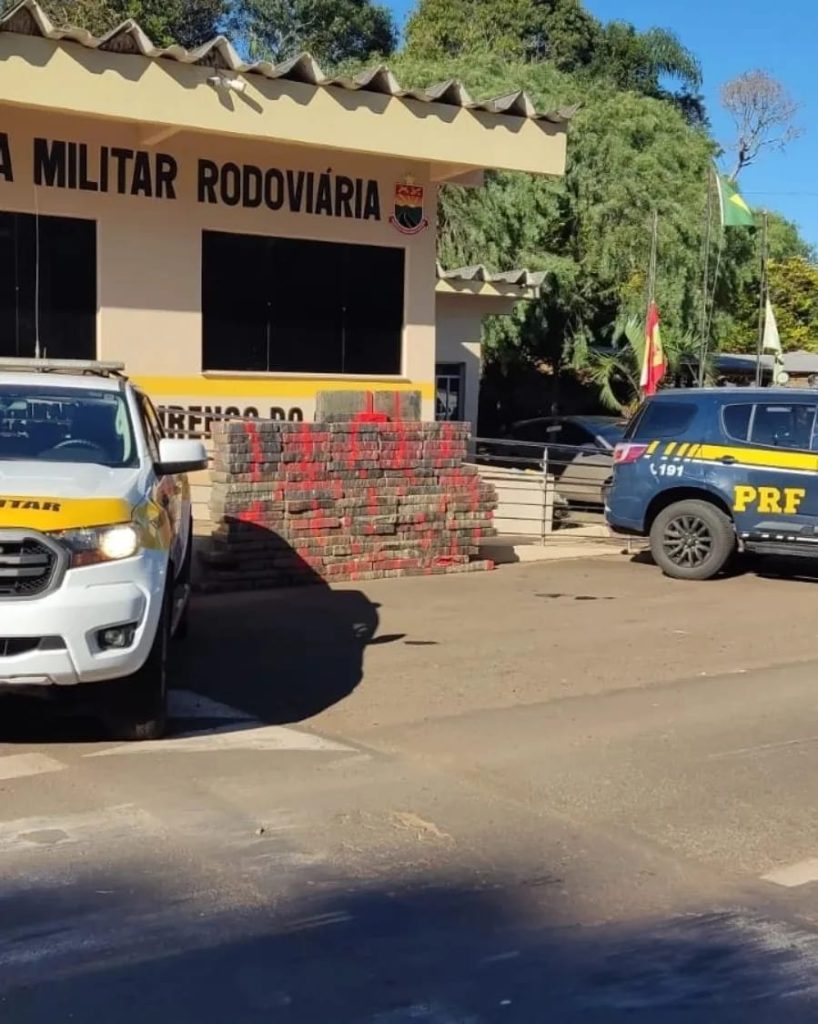 VÍDEO – Jovem com camionete furtada no PR é preso pela PMR e PRF de SC com uma tonelada de maconha