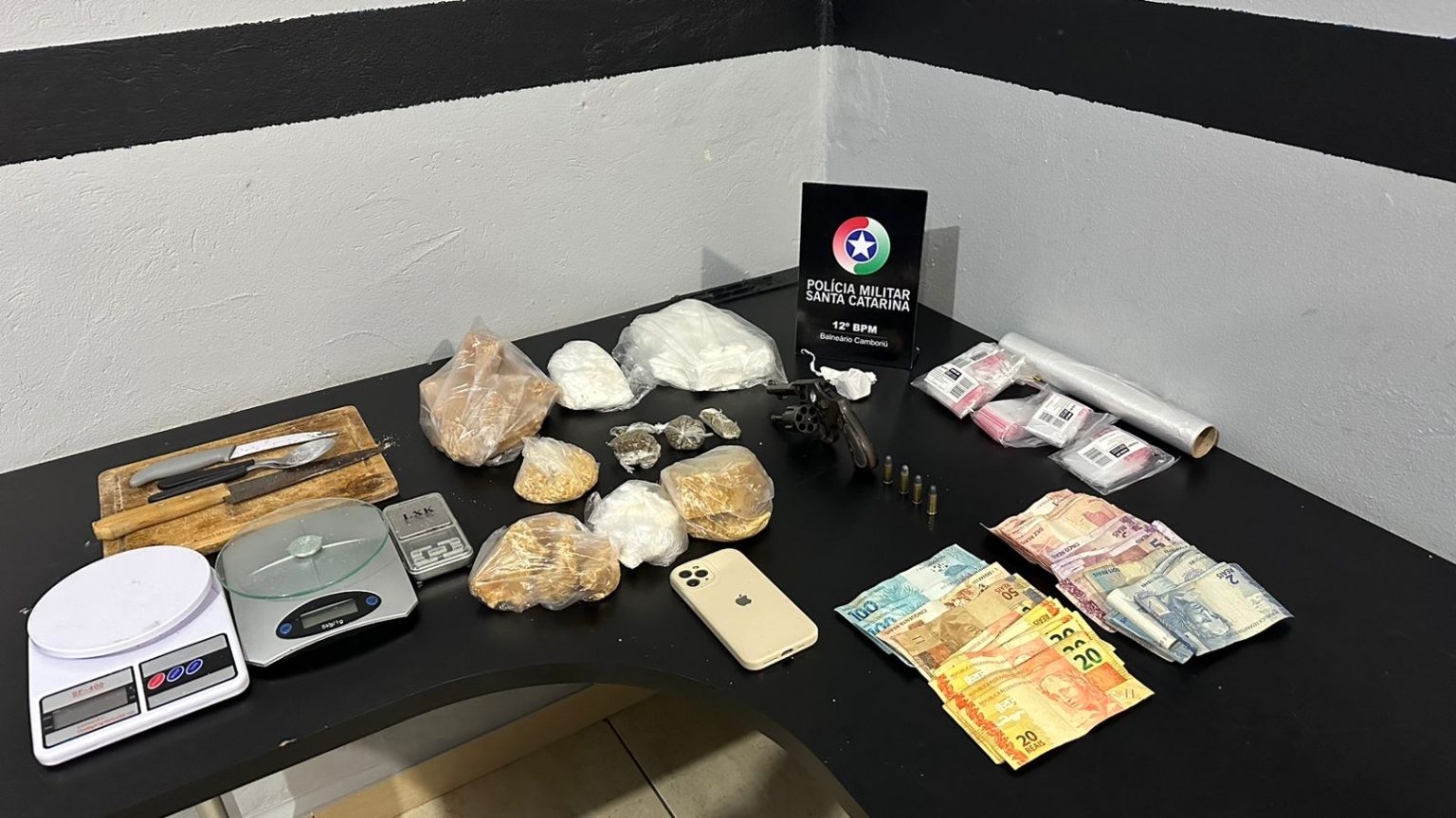 VÍDEO – Em SC traficante é preso em posse de drogas e arma de fogo