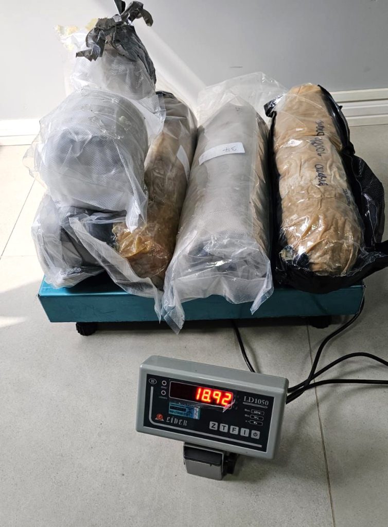 Polícia Federal apreende 19 kg de haxixe em transportadora de Santa Catarina
