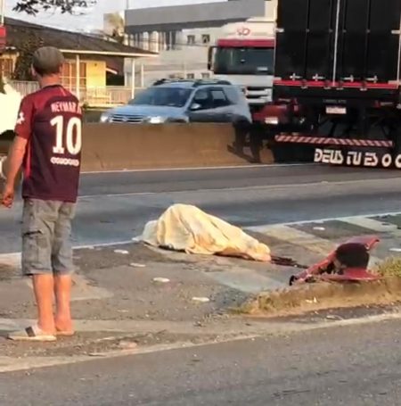 VÍDEO – Pedestre é atropelado e morre na BR-101 em Barra Velha