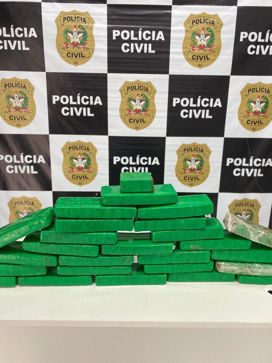 DIC – Envolvido em crime contra a vida é preso e polícia apreende mais de 20 kg de maconha em SC