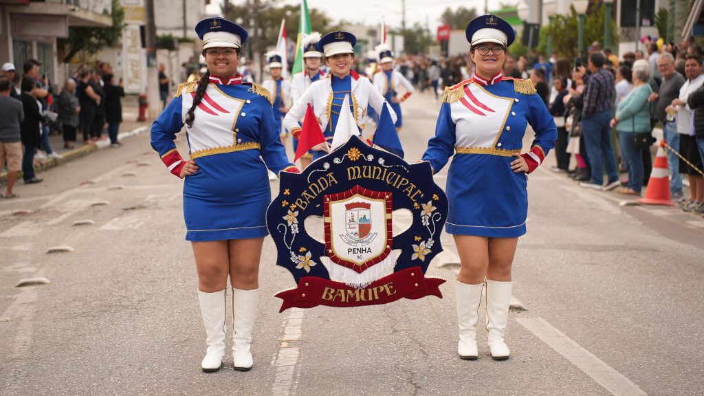 Em Penha desfile cívico de 7 de Setembro reuniu 46 grupos neste sábado