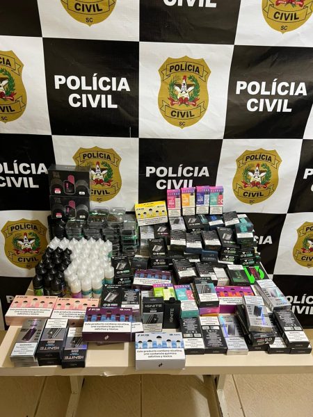 DIC – ‘Smoke Machine’ prende 17 pessoas em BC e apreende mais de 1,7 mil cigarros eletrônicos